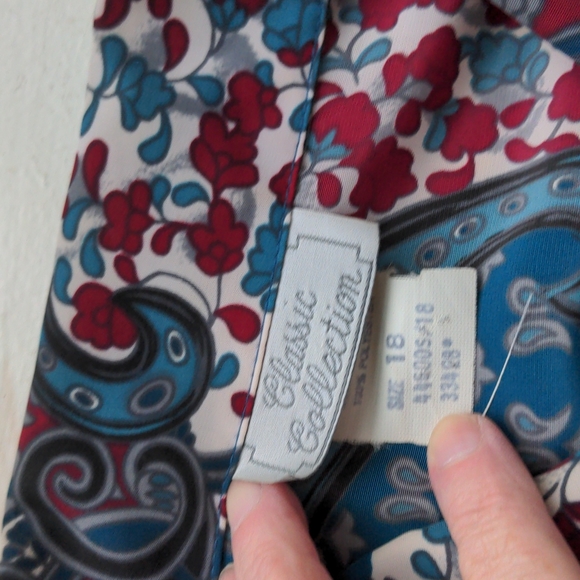 Classic Collection Vintage blouse, size 18, polyester. EUC Button Down. - Picture 6 of 7